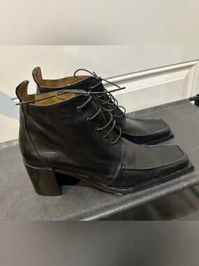 Kenneth Cole New York Black Leather Chukka Boots with Block Heel